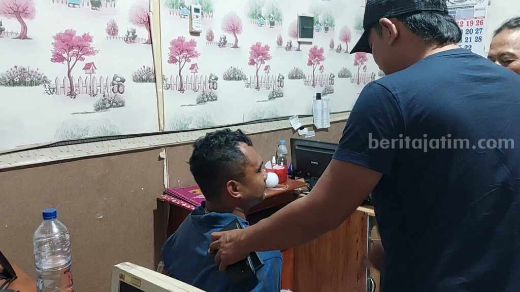 Prastiyo (35) warga Desa Gelung Kecamatan Paron Kabupaten Ngawi, Jawa Timur, saat diamankan Polres Ngawi.