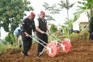 Didampingi Mas Dhito, Mentan Tanam Kelapa Genjah di Kediri
