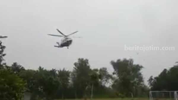 Helikopter Kapolda Jatim yang mendarat darurat di lapangan Rejotangan Tulungagung Jawa Timur