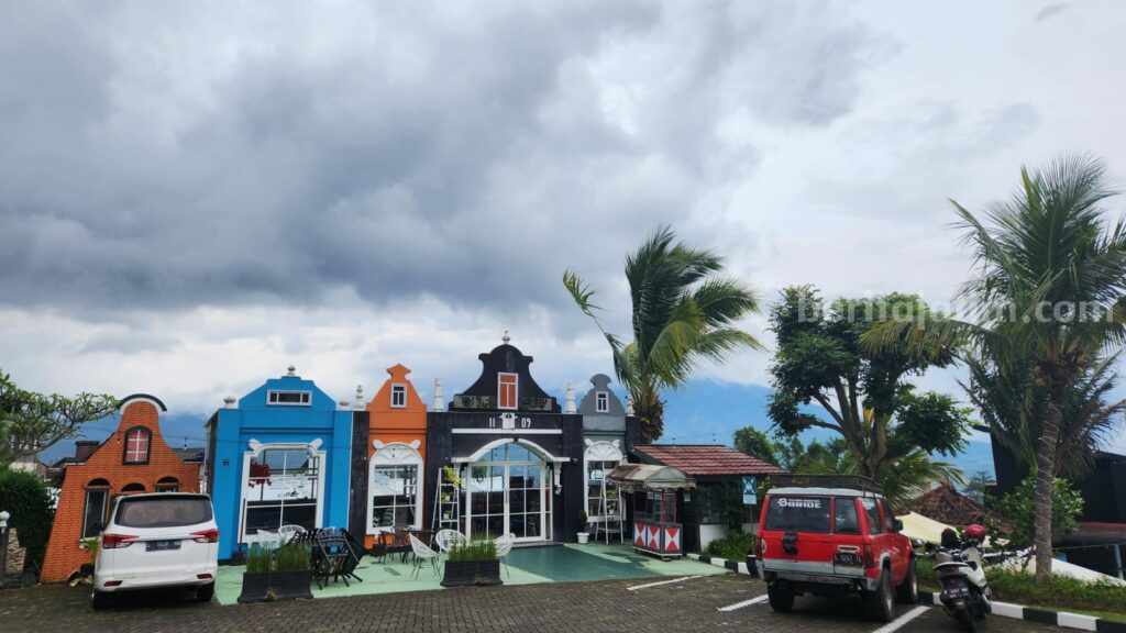 Paduan Alam dan Ala Belanda, Omah Londo Batu Rekomendasi Villa untuk Staycation Keluarga Omah Londo, A Londo Home berlokasi jalan Abdul Gani Atas No. 25, Kecamatan Batu (Foto: Afnani/beritajatim.com)