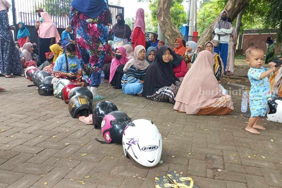 Sandal dan Helm Berbaris Rapi, Tanda Antre Beras di Pasuruan sandal dan helm