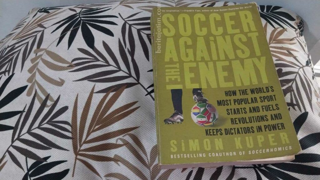 Sebuah Buku yang Mengungkap Musuh Sepak Bola
