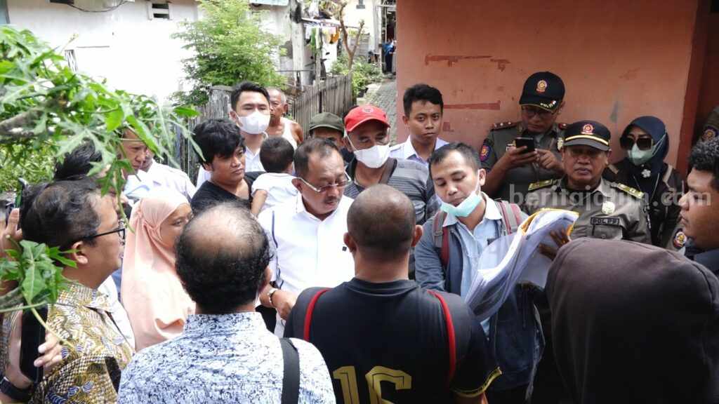 Tengahi Konflik Warga Krampung, Wawali Surabaya Ajak Musyawarah Wakil Wali Kota Surabaya, Armuji saat menemui warga Krampung Tengah, Kelurahan Ploso, Kecamatan Tambaksari.
