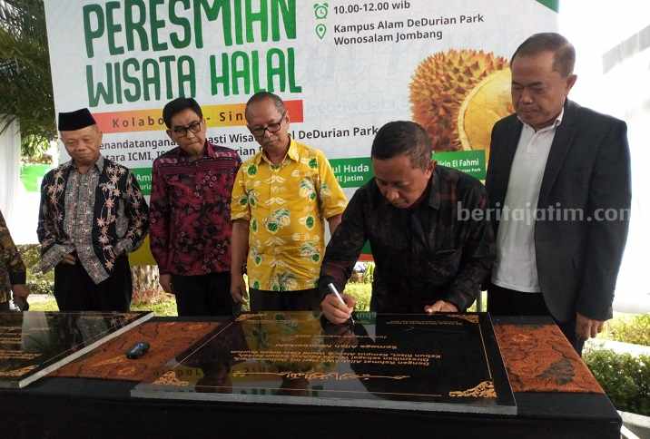 ICMI Jatim dan ISMI Tandatangani Prasasti Wisata Halal DeDurian Park