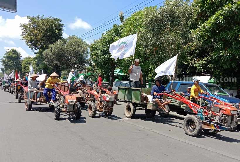 Naik Traktor, Puluhan Petani di Jombang Demo Kantor Pemkab demo tani