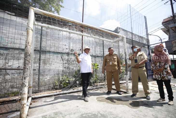 Pemkot Surabaya Akan Bangun Fasilitas Olahraga Gratis di Perkampungan Wakil Wali Kota Surabaya Armuji saat sidak fasilitas olahraga yang ada.