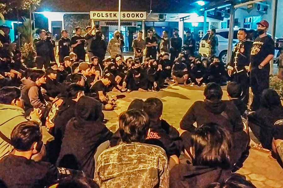 Mapolsek Sooko di Mojokerto Digeruduk Pendekar Silat. [Foto : Misti/beritajatim.com]