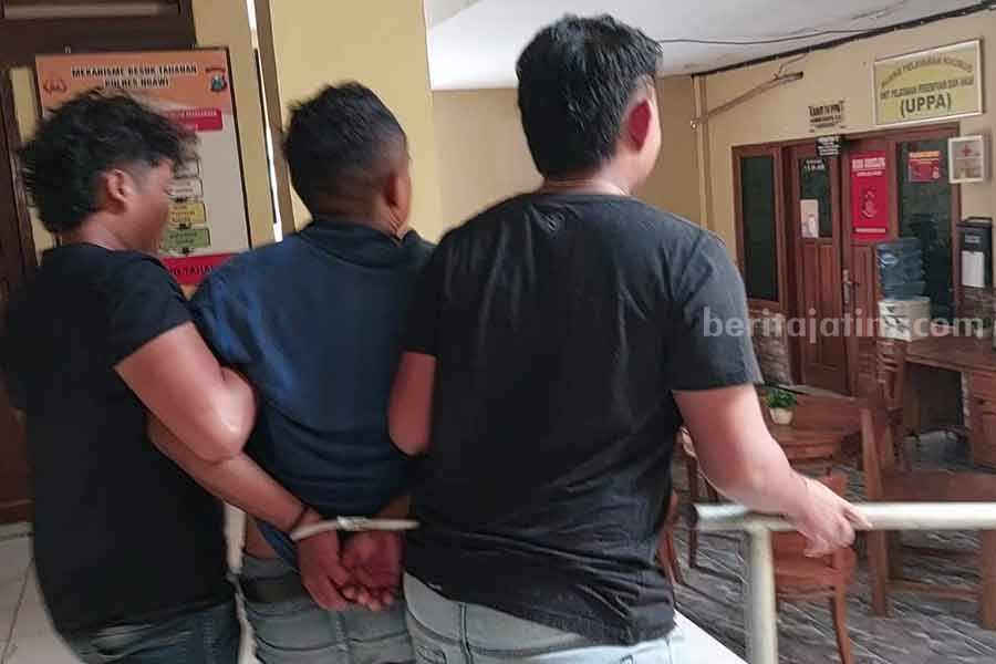 Suka Pamer Alat Vital, Pria Ngawi Ditangkap Polisi Prasetio, pria yang suka memepet wanita dan menunjukkan kemaluan saat ditangkap Polres Ngawi