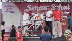 Penyerahan hadiah untuk juara
