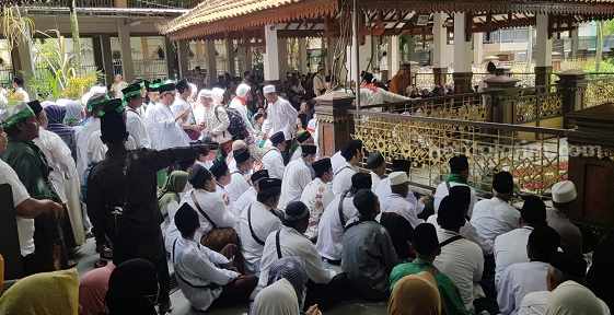 Tak Bisa Masuk GOR Sidoarjo, Ribuan Nahdliyin Pilih Ziarah ke Makam Gus Dur