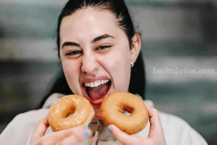 Ilustrasi seseorang dengan kebiasaan yang dapat membuat diet gagal (pexels)