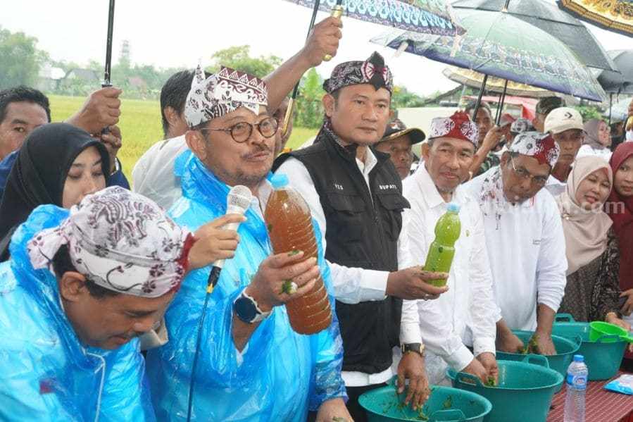 Mentan Syahrul Yasin Limpo Ajari Petani Lamongan Buat Biosaka Mentan
