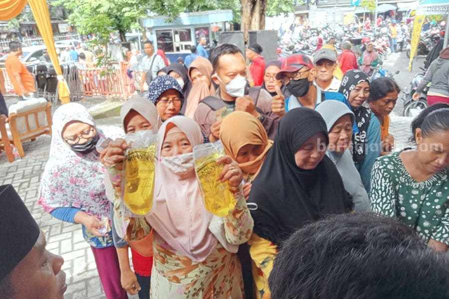 Pemerintah Gelontorkan 2.250 Dos Minyak Kita di Gresik Minyak Kita