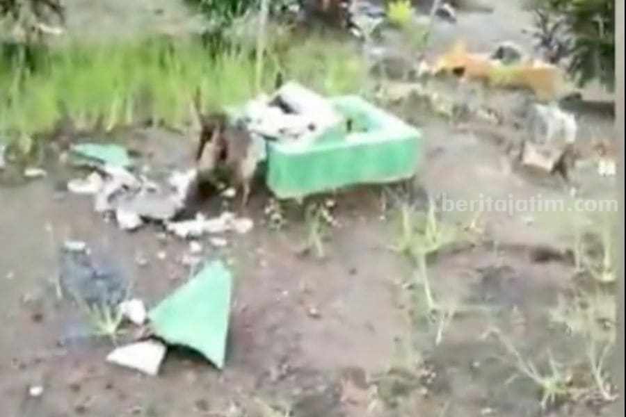 Nisan di TPU Kanigoro Blitar Dirusak Orang Tidak Dikenal nisan rusak