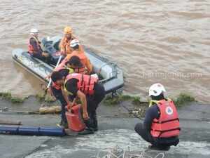 Petugas dari BPBD Jombang hendak melakukan evakuasi perahu terseret arus