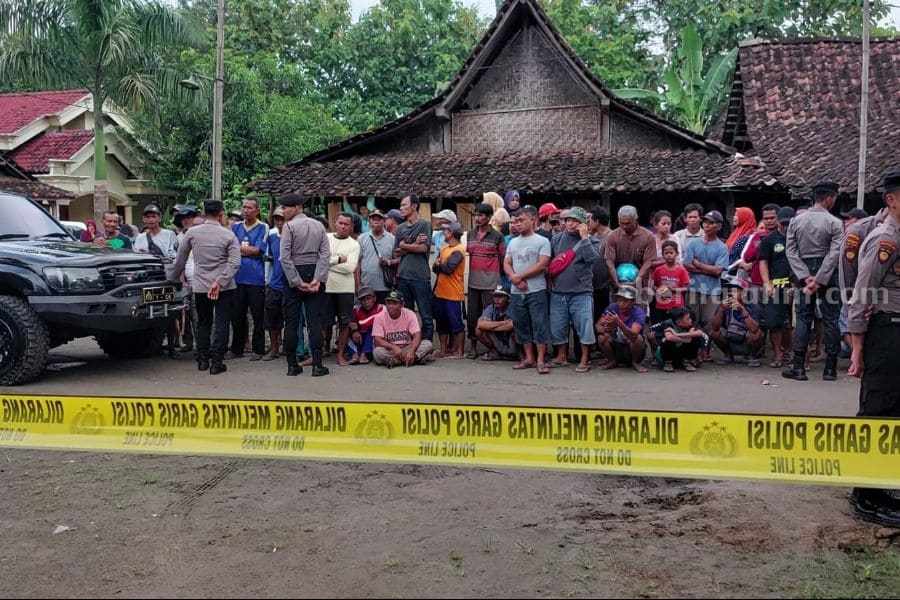 Warga Padati Lokasi Prarekonstruksi Pembunuhan Pria Sirigan Ngawi pria sirigan