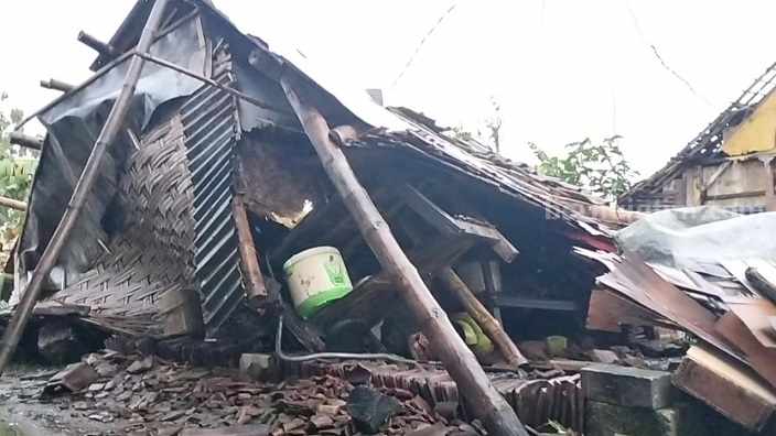 Rumah Warga Jombang Ambruk Diterjang Angin Kencang jombang