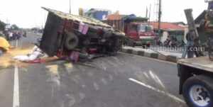 truk terguling