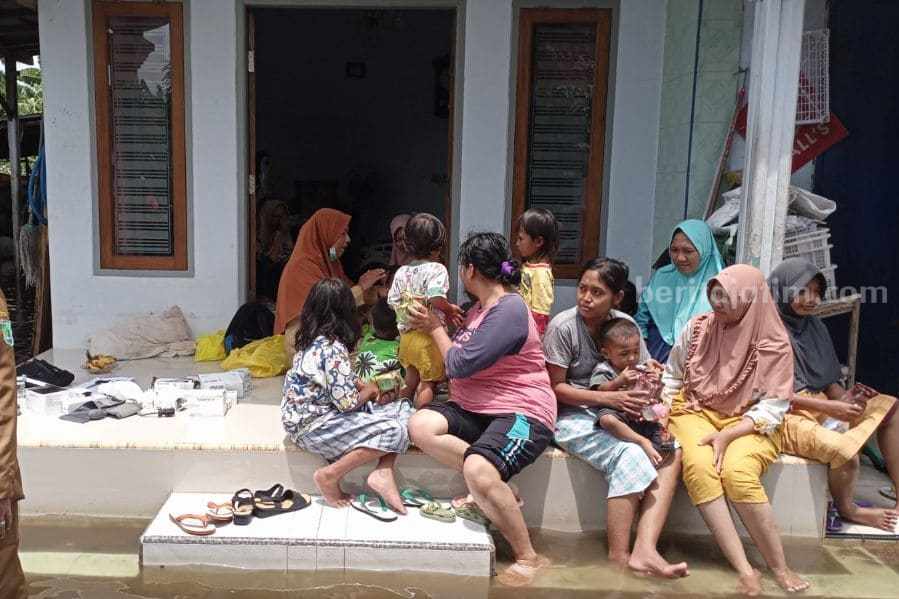 Rejoso Pasuruan Masih Banjir, Masyarakat Mulai Beraktivitas warga rejoso