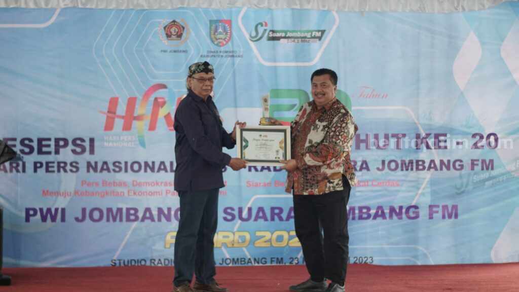 H Warsubi Raih PWI Jombang Award 2023: Tokoh Inspiratif UMKM pwi jombang