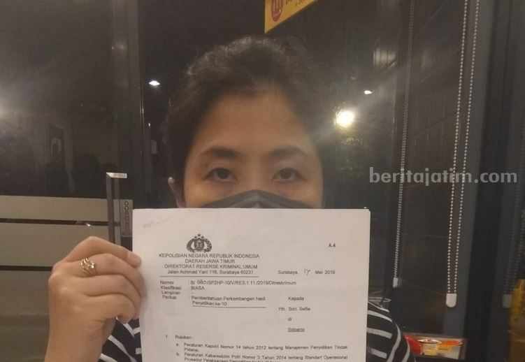 Polda Jatim Terus Kejar Warga Australia Tersangka Penipuan Barang Ekspor Selfie menunjukkan bukti-bukti kasus penipuan yang dialaminya.