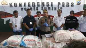 Satu Tersangka Penyelundupan Pupuk Bersubsidi Sumenep Berstatus Mahasiswa Kapolres sumenep, AKBP Edo Satya Kentriko menunjukkan BB pupuk bersubsidi (foto: Temmy/ beritajatim.com)