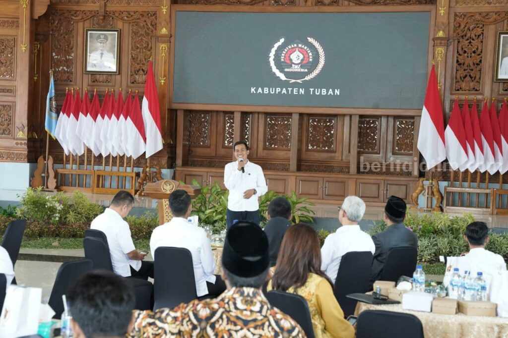 Suwandi saat memberi pemaparan kepada tamu undangan puncak HPN PWI Tuban [foto :Ayu/beritajatim.com]