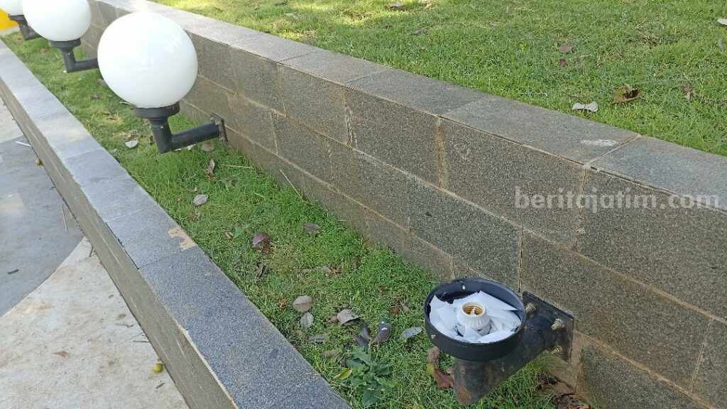 Kerusakan lampu di Alun-alun Tuban.