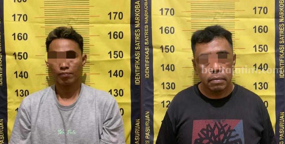 Kedua pengedar sabu Holik (kanan) dan Sudarsono (kiri) saat diamankan Satreskoba Polres Pasuruan.