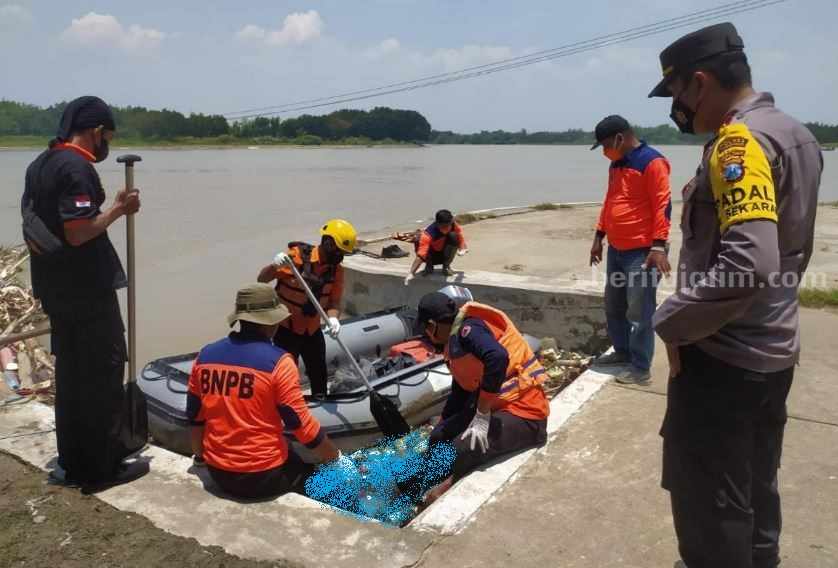 Penemuan jenazah pria asal Tuban yang terapung di sungai Lamongan (Foto: Ist).