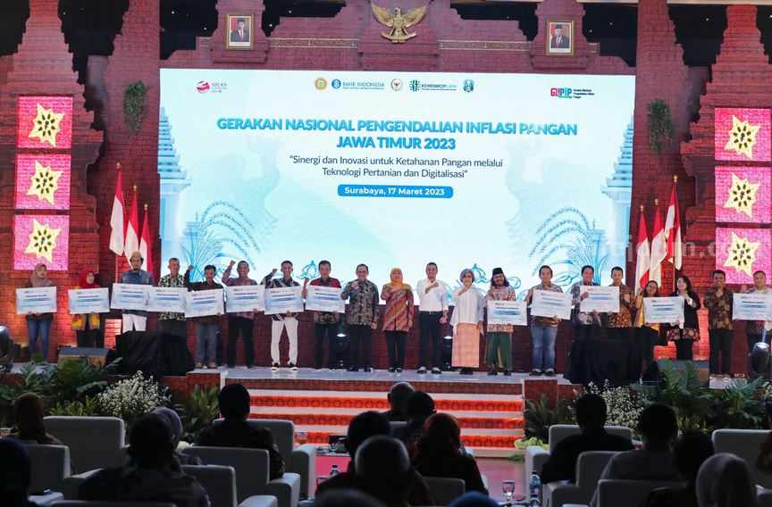 Indah Kurnia Apresiasi Langkah BI dan Pemprov Jatim Indah Kurnia menyerahkan bantuan secara simbolis kepada Gapoktan Gotong Royong