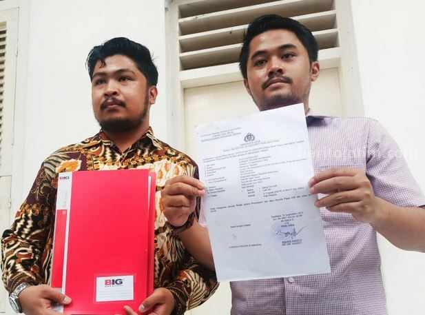 Kepala Unit Bang Plat Merah Jadi Tersangka Kasus Pelecehan Suami korban dan pengacara saat menunjukkan bukti laporan dugaan pelecehan seksual di Mapolda Jatim.