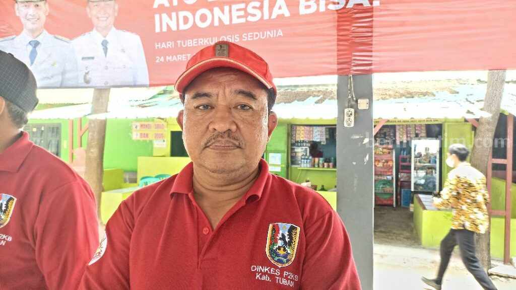 Kepala Dinas Kesehatan Bambang Priyo Utomo saat ditemui reporter beritajatim.com di Mangrove Centre Jenu Tuban. [foto : Ayu/beritajatim.com]
