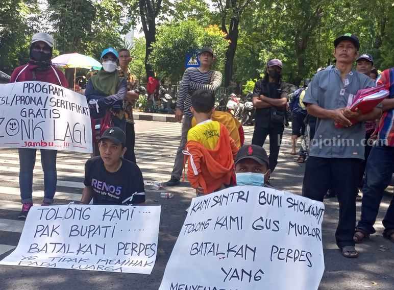 Warga Tebel Sidoarjo Demo, Tagih Janji PT Bernofarm Pharmaceutical Company Warga Desa Tebel unjuk rasa di depan Kantor Bupati Sidoarjo
