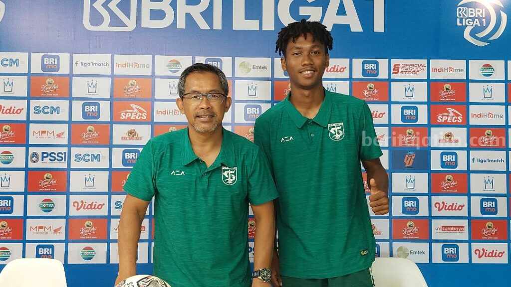 Persebaya Ingin Kalahkan Persik untuk Akhiri Puasa Kemenangan Aji Santoso bersama Alta Ballah usai konferensi pers jelang Persebaya lawan Persik Kediri.