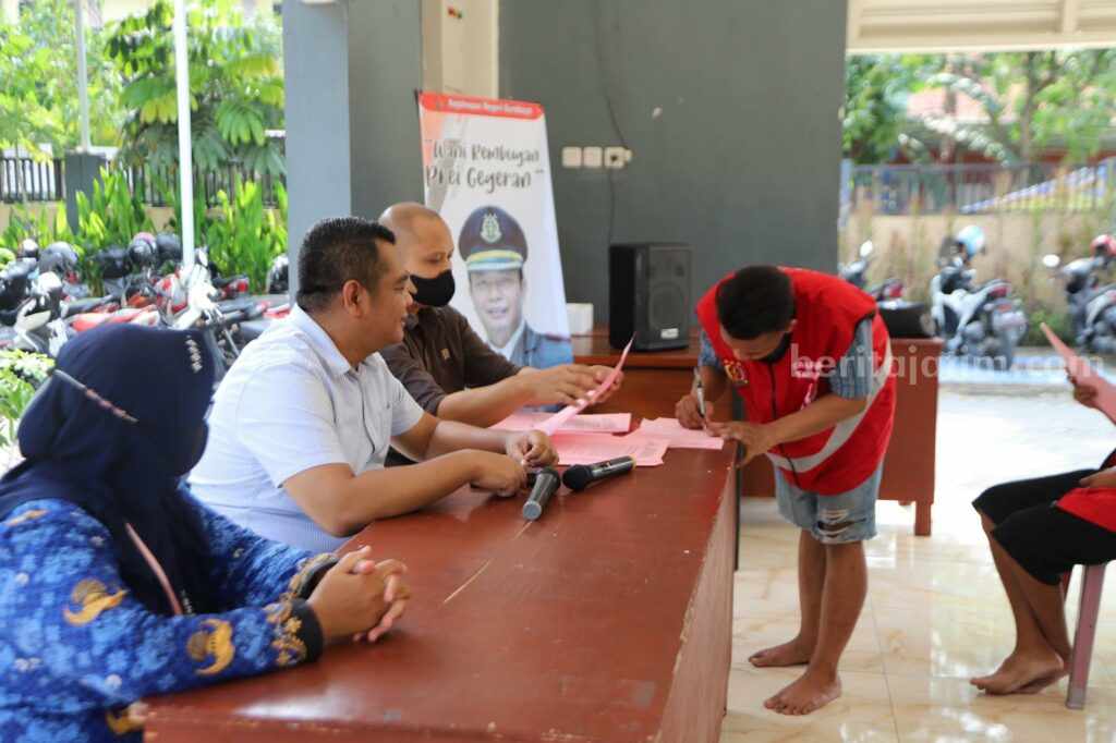 Pidum Kejari Surabaya Hentikan Perkara Lewat Restoratif Justice Kejaksaan Negeri (Kejari) Surabaya melalui bidang pidana umum menghentikan perkara lewat Restoratif Justice (RJ) di ”Omah Rembug Adhyaksa” Kelurahan Lontar, Kecamatan Sambikerap, Kota Surabaya.