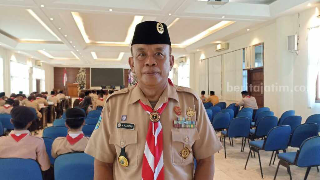 Ketua Kwarcab Pramuka Tuban Kacuk Karsono saat dimintai keterangan oleh reporter Beritajatim.com di gedung Pemkab Tuban. [Foto: Ayu/beritajatim.com]