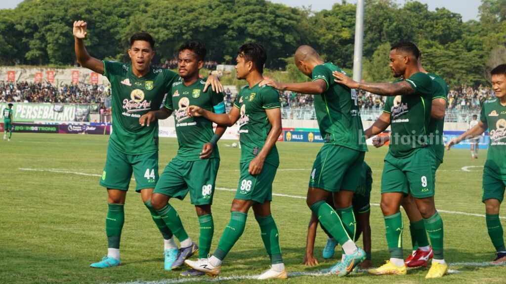Pemain Persebaya selebrasi saat pertandingan