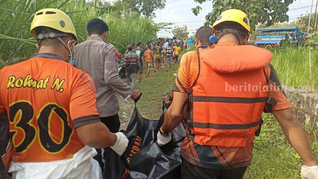 Petugas BPBD Tuban sedang melakukan evakuasi jenazah korban dari Waduk Embung, Desa Selogabus, Kecamatan Parengan, Kabupaten Tuban [Foto : Ayu/beritajatim.com]
