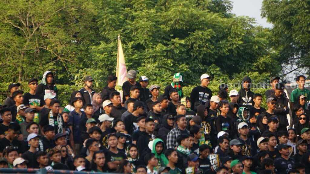 Suporter Persebaya saat di stadion.