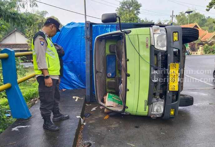 Kondisi truck roda enam nopol AG 8643 UB yang terguling di Jalan Raya Dusun Kertoharjo, Desa Kintelan, Desa Puri, Kecamatan Puri, Kabupaten Mojokerto. [Foto : ist]
