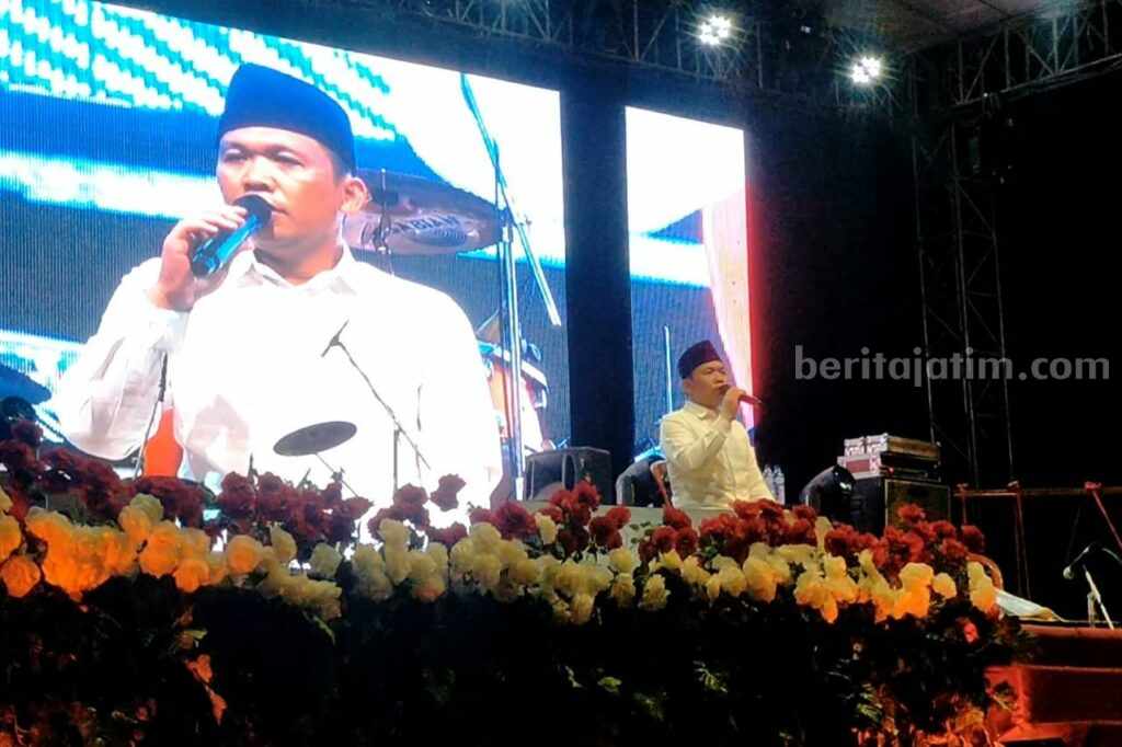 Jadi Qori, Suara Merdu Bupati Lumajang Bikin Kagum Bupati Lumajang, Cak Thoriq saat jadi qori’ pada malam puncak peringatan Haul Akbar XXXI Mbah Banjar, Mbah Mayang Madu dan Kanjeng Sunan Drajat di Ponpes Sunan Drajat, Paciran, Lamongan (Foto: A. Thoriq Hidayatullah/beritajatim.com).