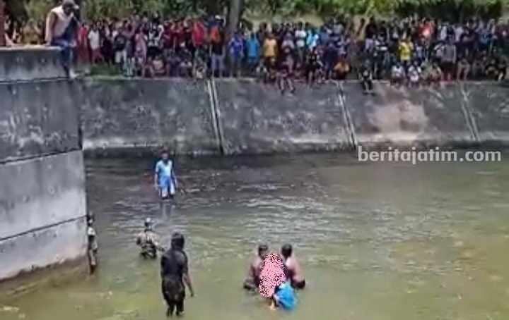 Pelajar Tenggelam di Waduk Sangiran Ngawi Petugas dibantu warga saat mengevakuasi jenazah DT, pelajar yang tenggelam di Waduk Sangiran, Desa Sumberbening, Bringin, Ngawi, Jawa Timur, Senin (20/3/2023)