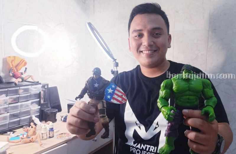 Bimantara Hadi Pratama, pria asal Sidoarjo, sedang menunjukkan mainan ciptaannya.