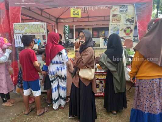 Warga mengunjungi bazar takjil Sumenep (foto : Temmy/ beritajatim.com)