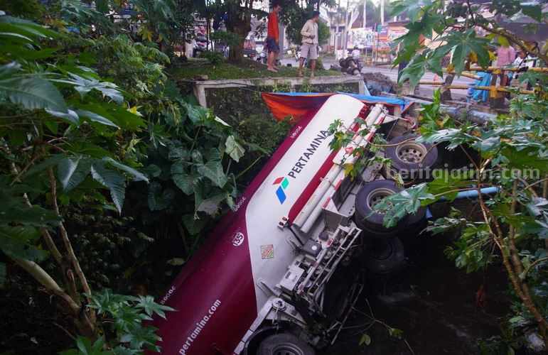 Truk tangki kosong Pertamina Nopol 9359 UA terperosok di Jalan Raya Diponegoro, Desa Bululawang, Kecamatan Bululawang, Kabupaten Malang, Minggu (26/3/2023).