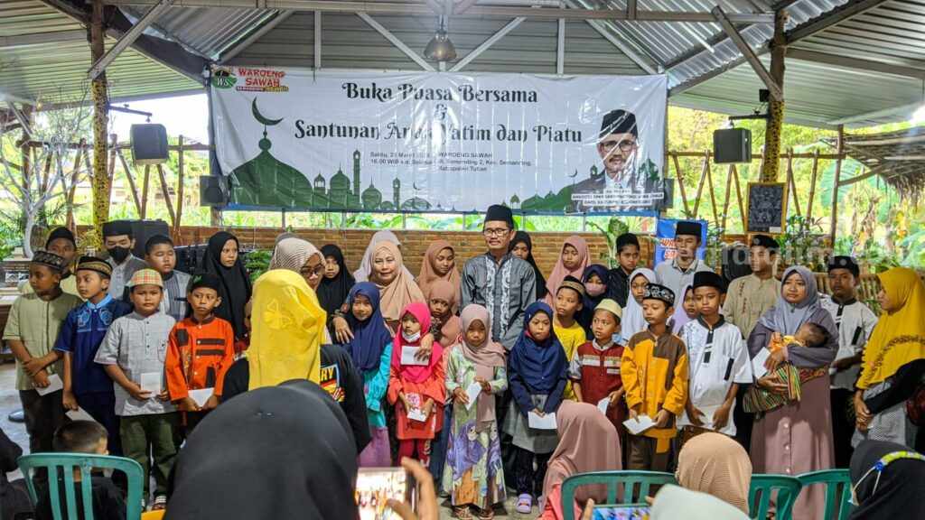 Anggota DPRD Provinsi Jawa Timur Fraksi PKB Dapil Tuban - Bojonegoro memberi santunan anak yatim dan buka bersama di Waroeng Sawah Semanding. [Foto : Diah Ayu/beritajatim.com]
