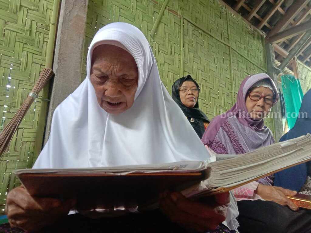 Pondok Ramadhan Janda dan Lansia Blitar, 20 Kali Khatam Al-Qur’an Nenek Sholikhah (70) lansia peserta pondok Ramadhan Janda dan Lansia di Masjid Mustajabu Da'waat dusun Bendelonje desa Kendalrejo Kecamatan Talun Kabupaten Blitar.