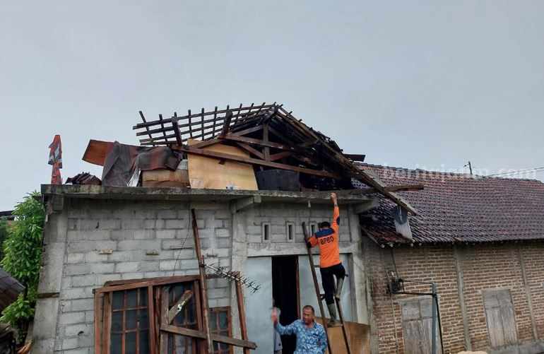 Rumah warga di kelurahan Sutojayan kecamatan Sutojayan kabupaten Blitar rusak diterjang angin puting beliung