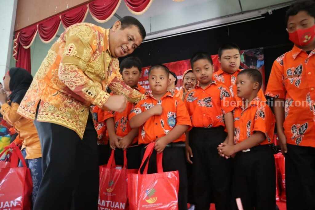 Kemensos saat menyerahkan paket bantuan kepada disabilitas (Foto: dok. Sentra Terpadu Kartini Temanggung for beritajatim.com).